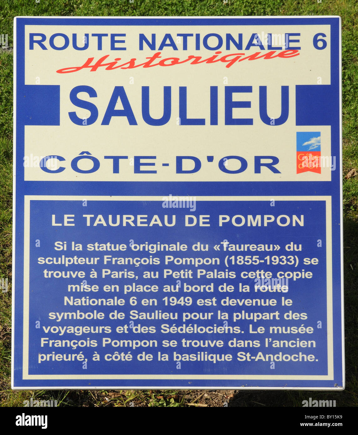 Route nationale N6 historischen Zeichen in Saulieu Cote d ' or Frankreich  informieren über Bildhauer Francois Pompon und seinen Bronze Stier  Stockfotografie - Alamy