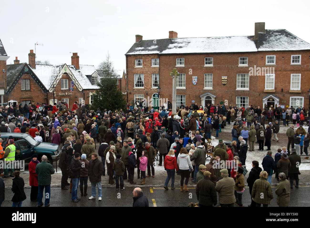Boxing Day Jagd treffen sich am Market Bosworth, Leicestershire. Bild zeigt die versammelten Menge am Markt Platz. Stockfoto