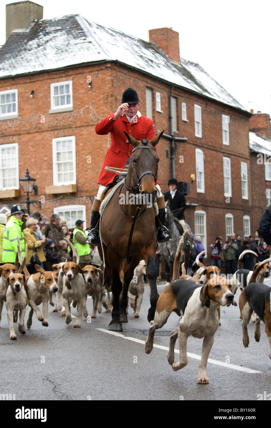 Boxing Day Jagd treffen sich am Market Bosworth, Leicestershire. Bild zeigt Jäger mit Hunden die High Street hinunter fahren. Stockfoto