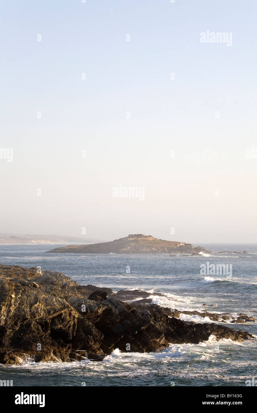 Pessegueiro Insel gesehen von der felsigen Küste von Porto Covo im Alentejo Küste Portugals. Stockfoto