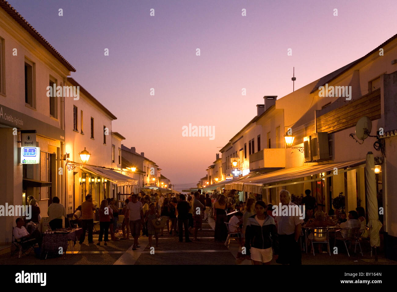 Dämmerung in der Hauptstraße von Porto Covo im Alentejo Küste Portugals. Stockfoto