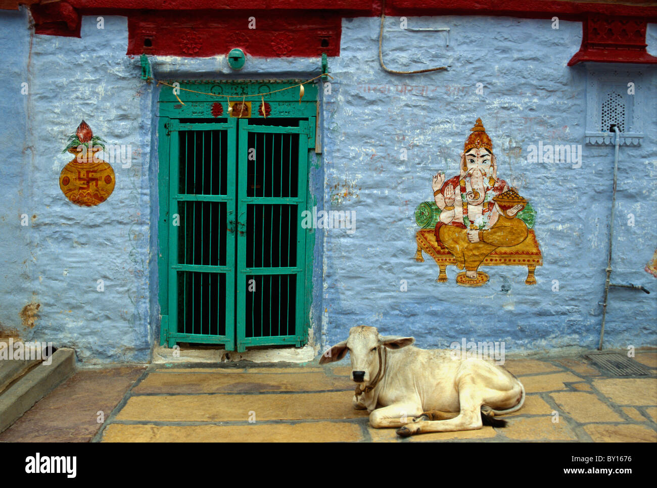 Kuh und Fototapete mit Ganesha, Jaisalmer, Rajasthan, Indien Stockfoto