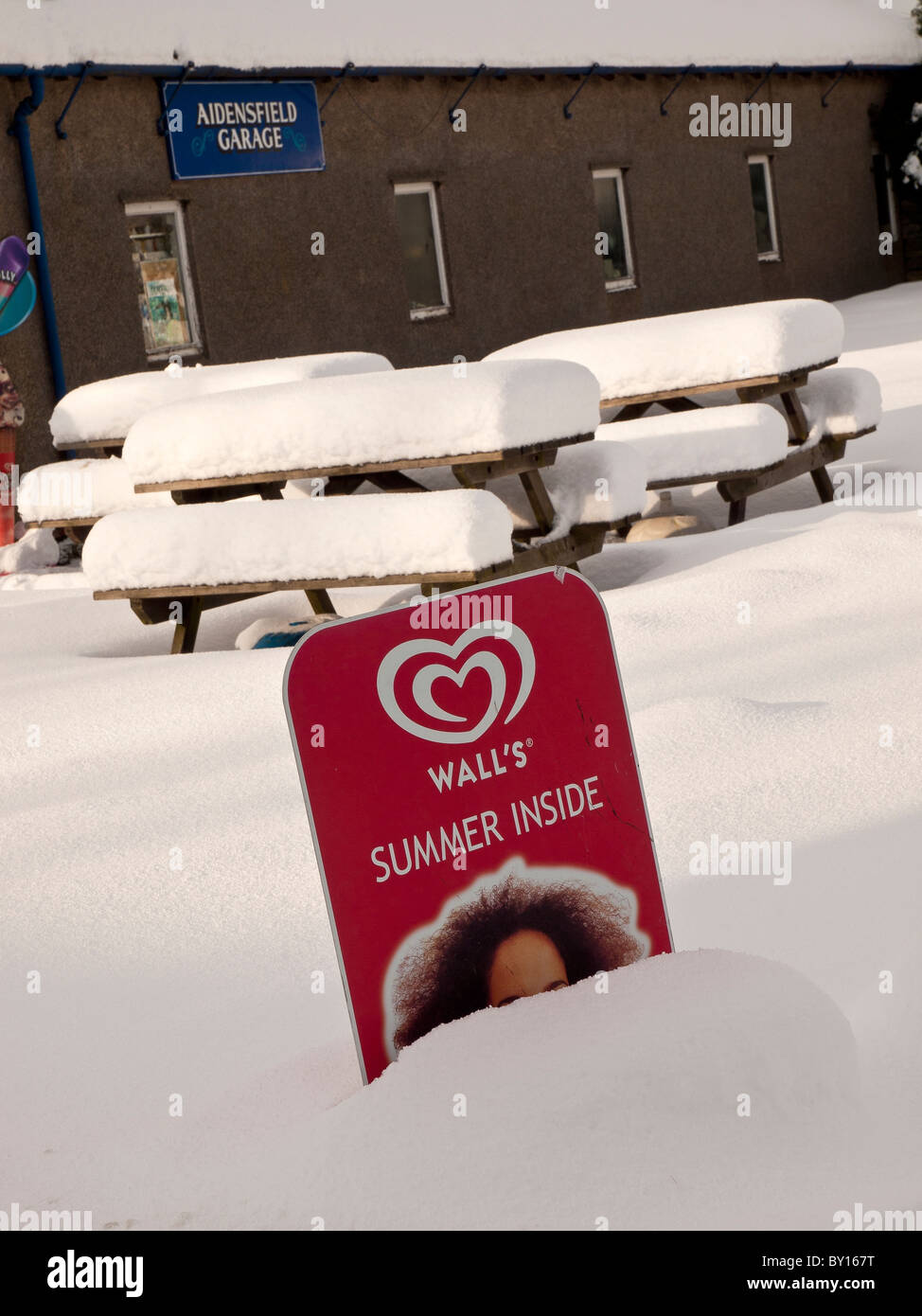 Zeichen von Tiefschnee humorvoll gemacht Stockfoto