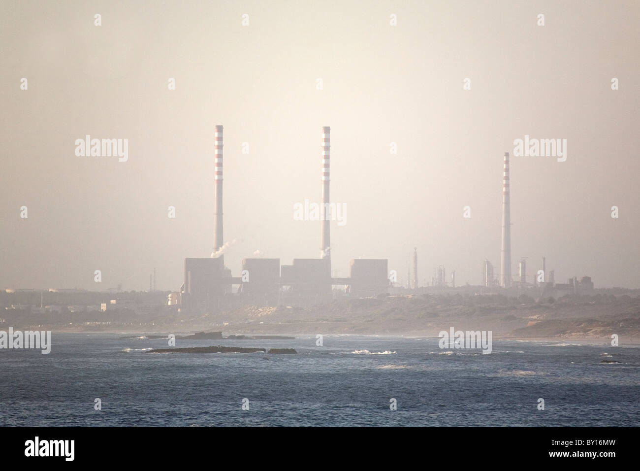 Die Schornsteine von Industrieanlagen in Sines in Portugal Alentejo Küste. Stockfoto
