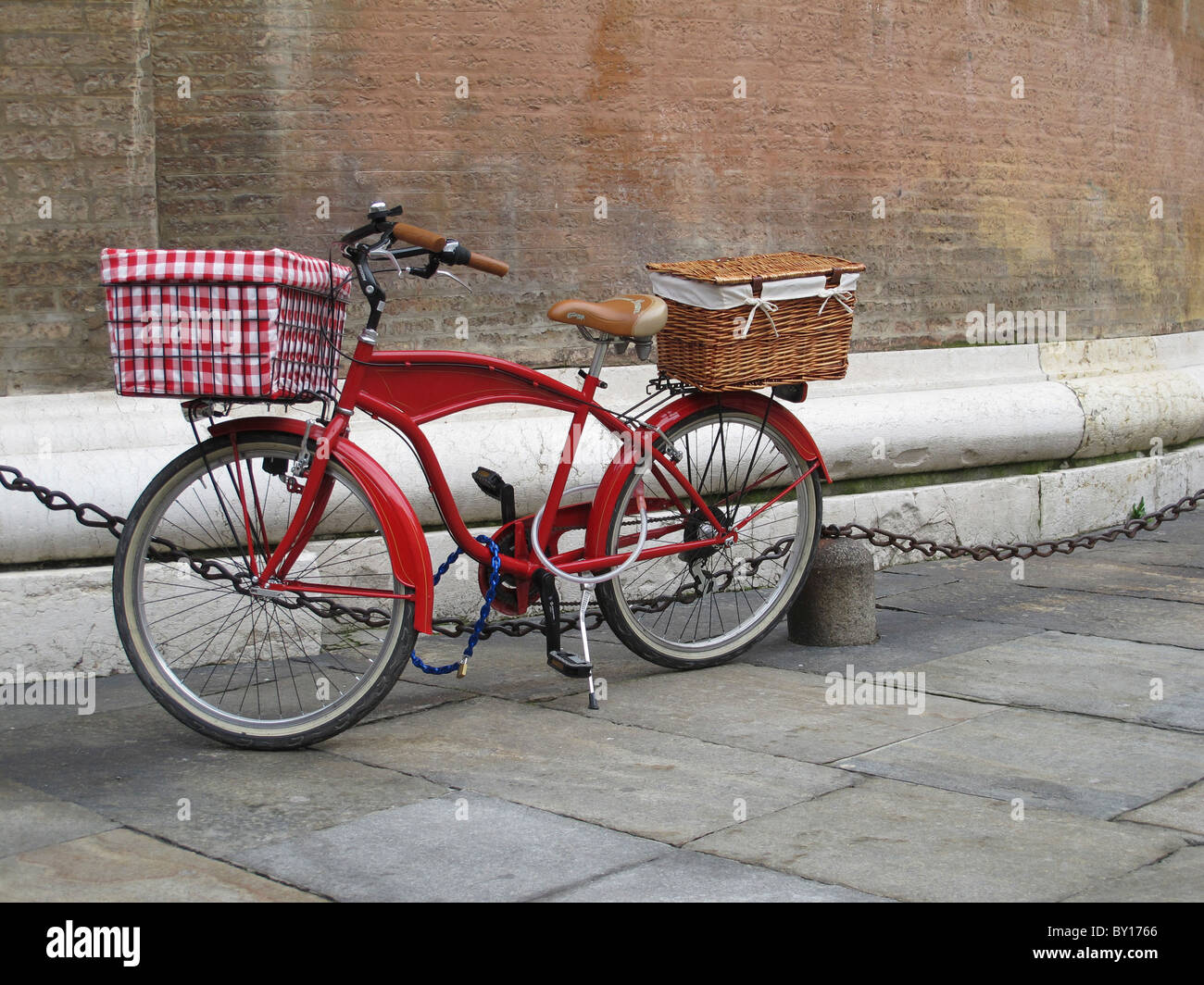 Rote klassische Fahrrad mit Körben. Stockfoto