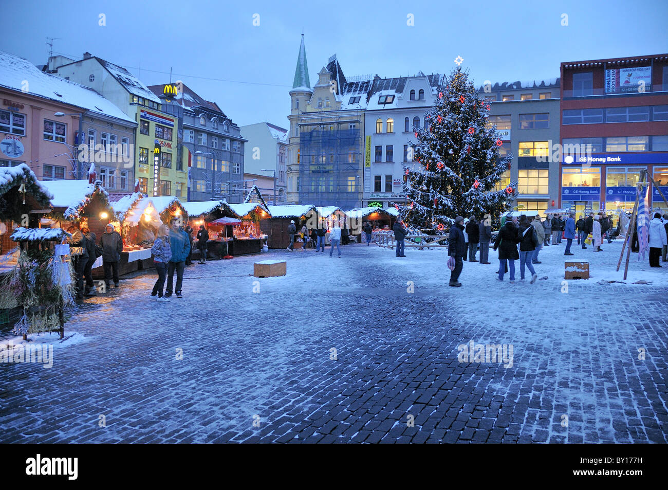 Mirove Quadrat mit einem Weihnachtsmarkt, Usti Nad Labem, Tschechische Republik Stockfoto