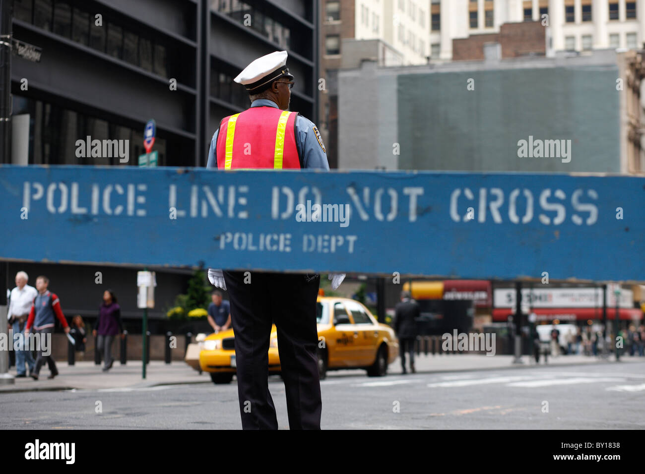 Verkehrspolizist und eine Barriere, New York City, Vereinigte Staaten von Amerika Stockfoto