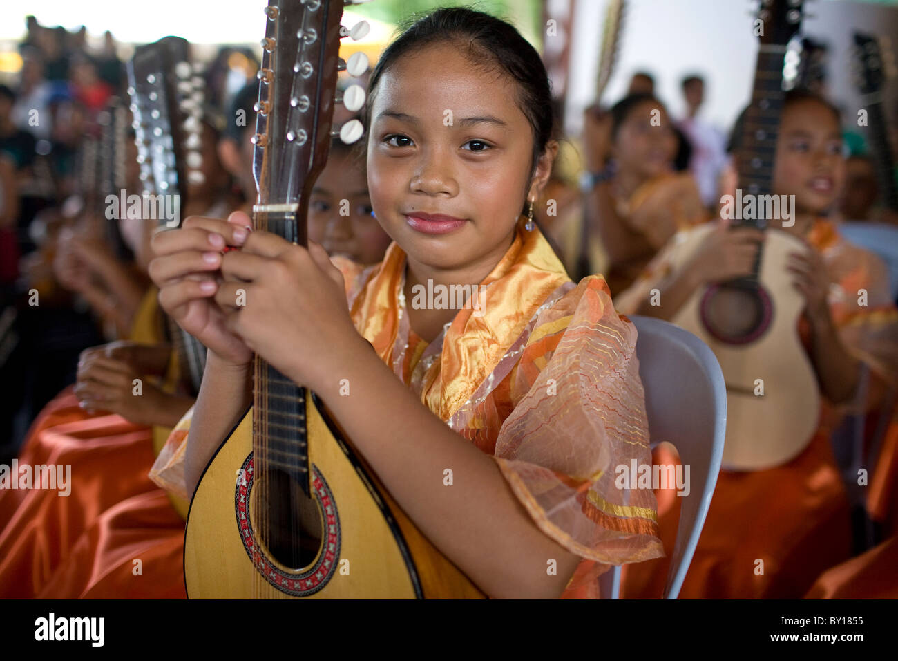 Ein junge Filipina Gitarrist bei einer Veranstaltung in Mansalay, Oriental Mindoro, Philippinen. Stockfoto