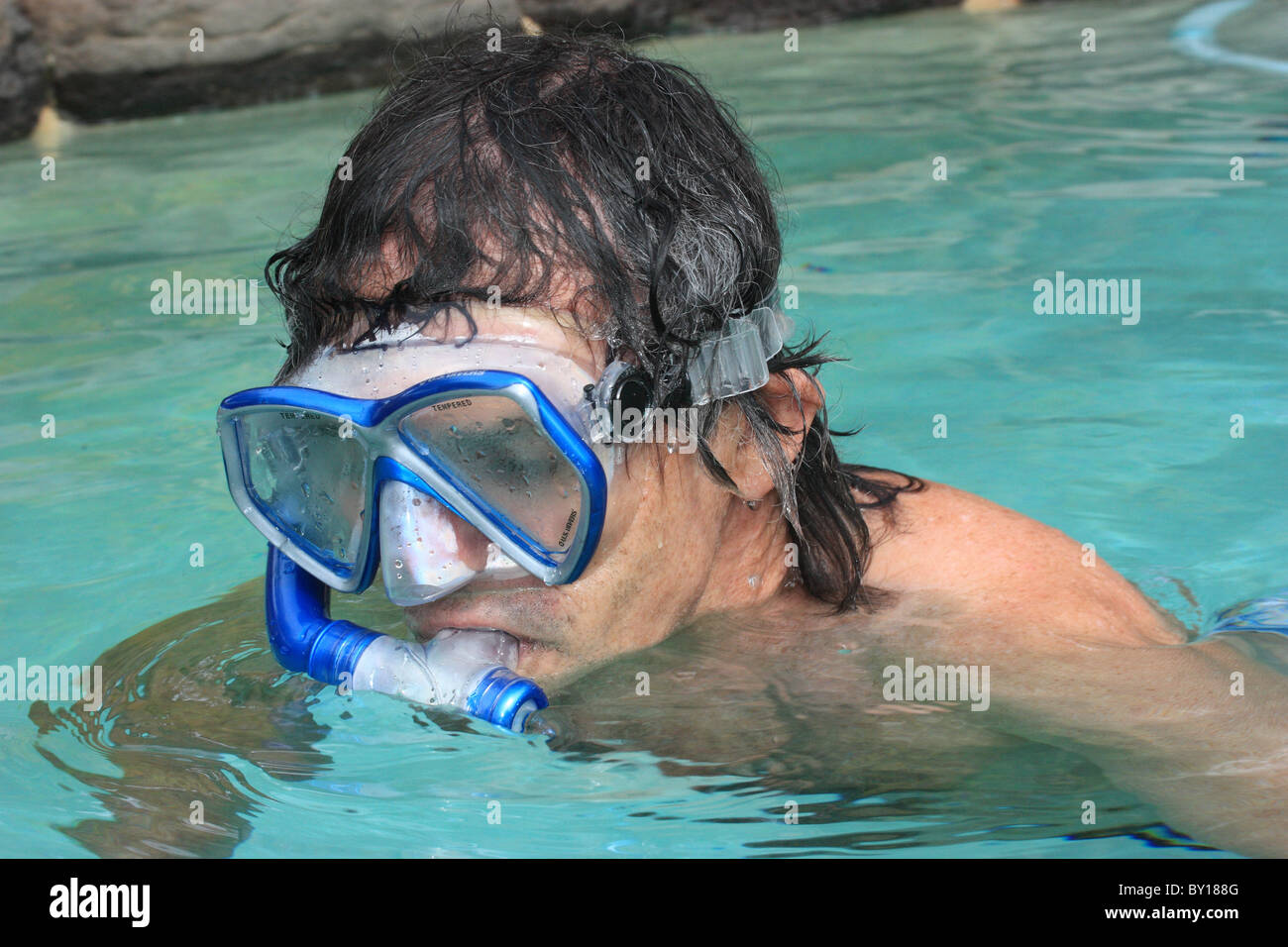 56 JAHRE ALTER MANN IM SCHWIMMBAD BDA Stockfoto