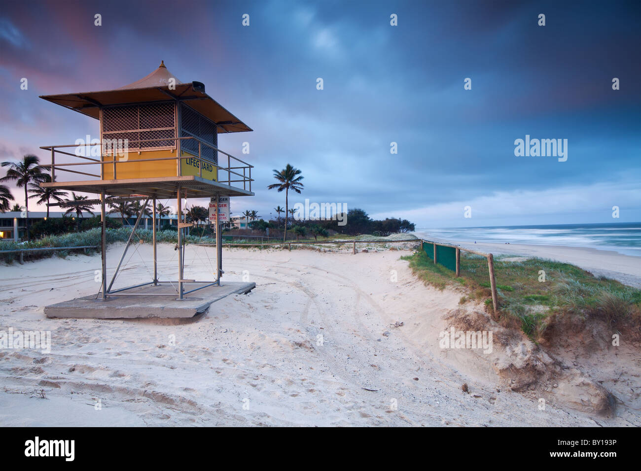 Rettungsschwimmer-Hütte am australischen Strand mit interessanten Wolken im Hintergrund Stockfoto