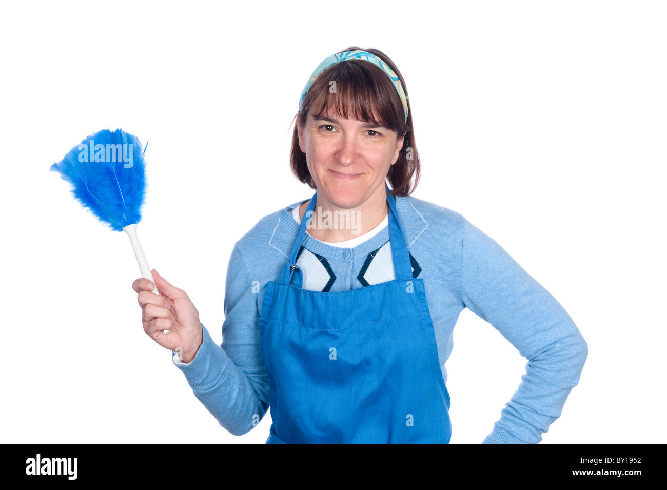 Eine Frau hält ihr Staubwedel vor der Reinigung. Isoliert für Designer, als gestalterisches Element zu verwenden. Stockfoto