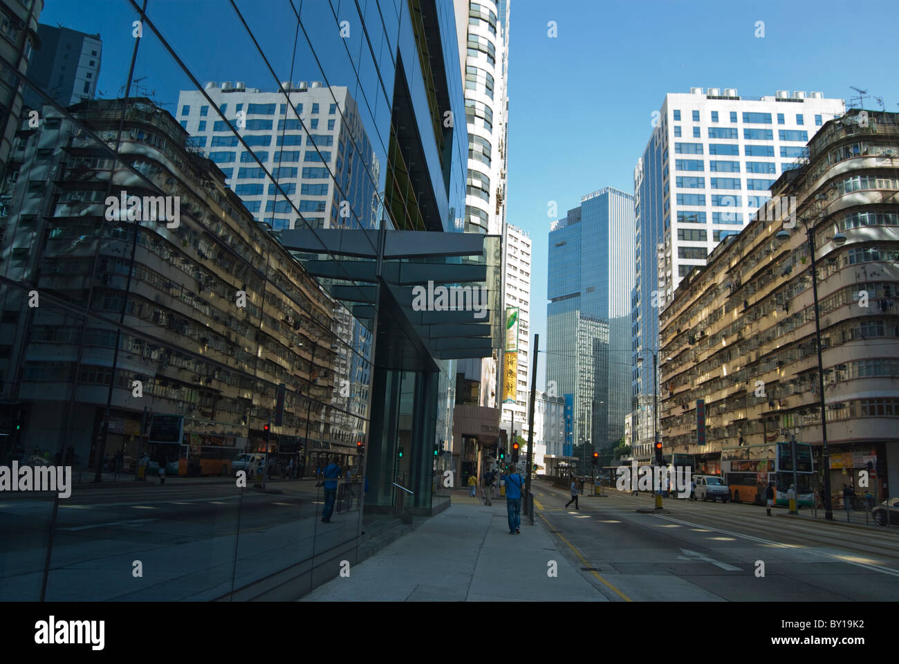 Moderne und alte Gebäude mit Blick auf und reflektiert einander am North Point Bereich, Hong Kong Stockfoto