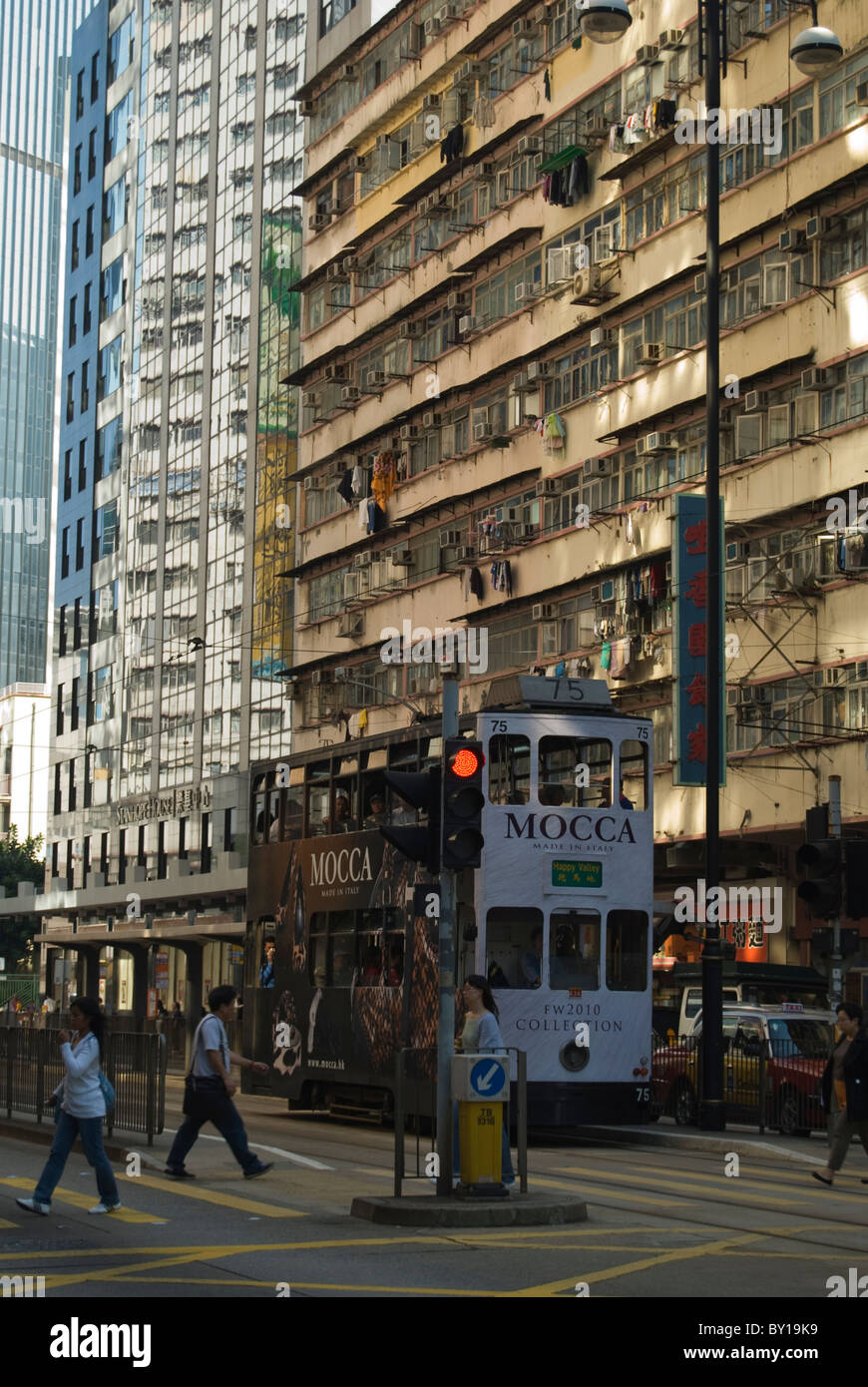 Doppeldecker-Bus mit einem alten Stil Gebäude in North Point, Hong Kong. Stockfoto