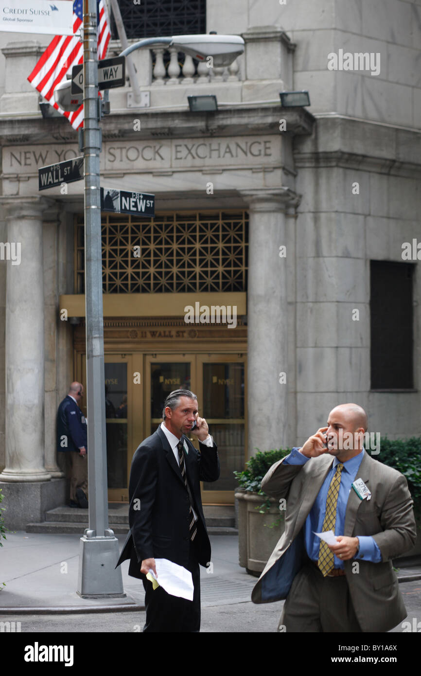 Makler anrufen vor NYSE, New York City, Vereinigte Staaten von Amerika Stockfoto