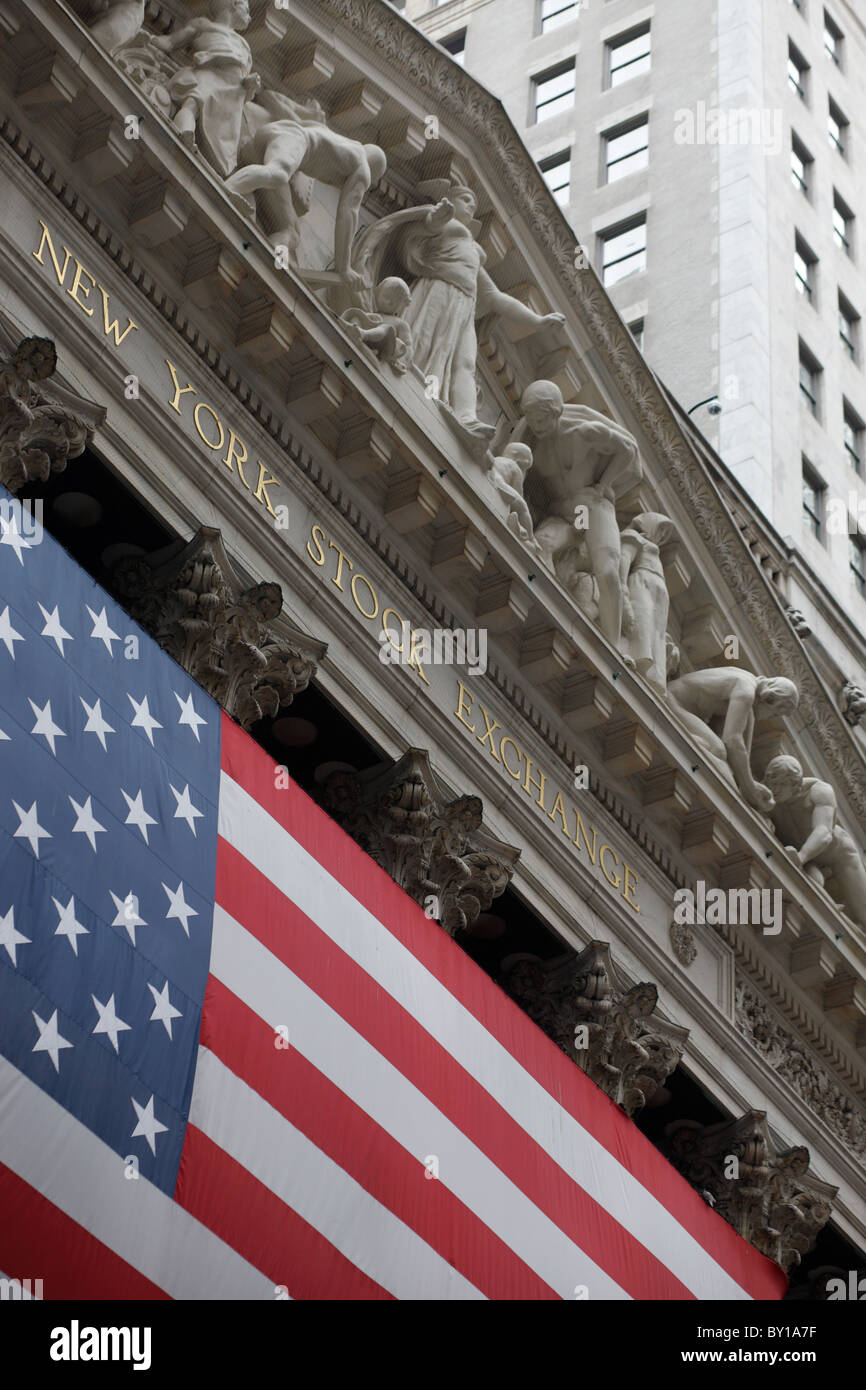 Giebel und Flagge an der NYSE, New York City, Vereinigte Staaten von Amerika Stockfoto