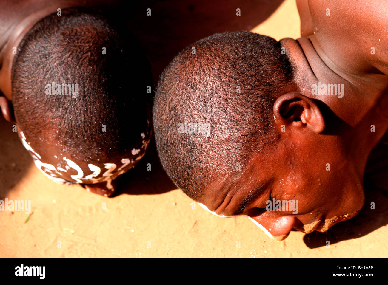 Köpfe von zwei indischen Stammes-Leute, die den Boden berühren Stockfoto