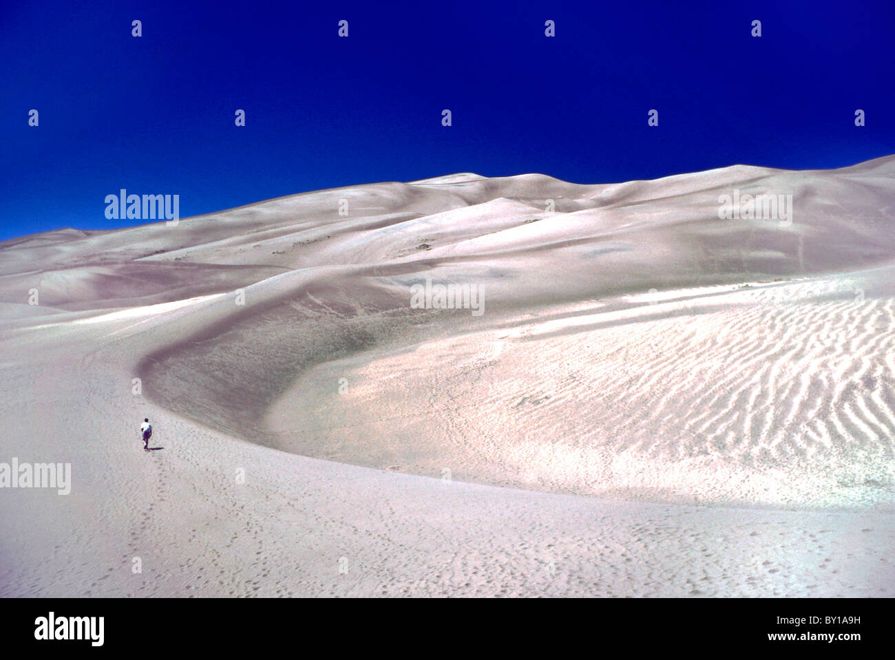Einzelne Person zu Fuß entlang der Dünen White Sands in New Mexiko Stockfoto