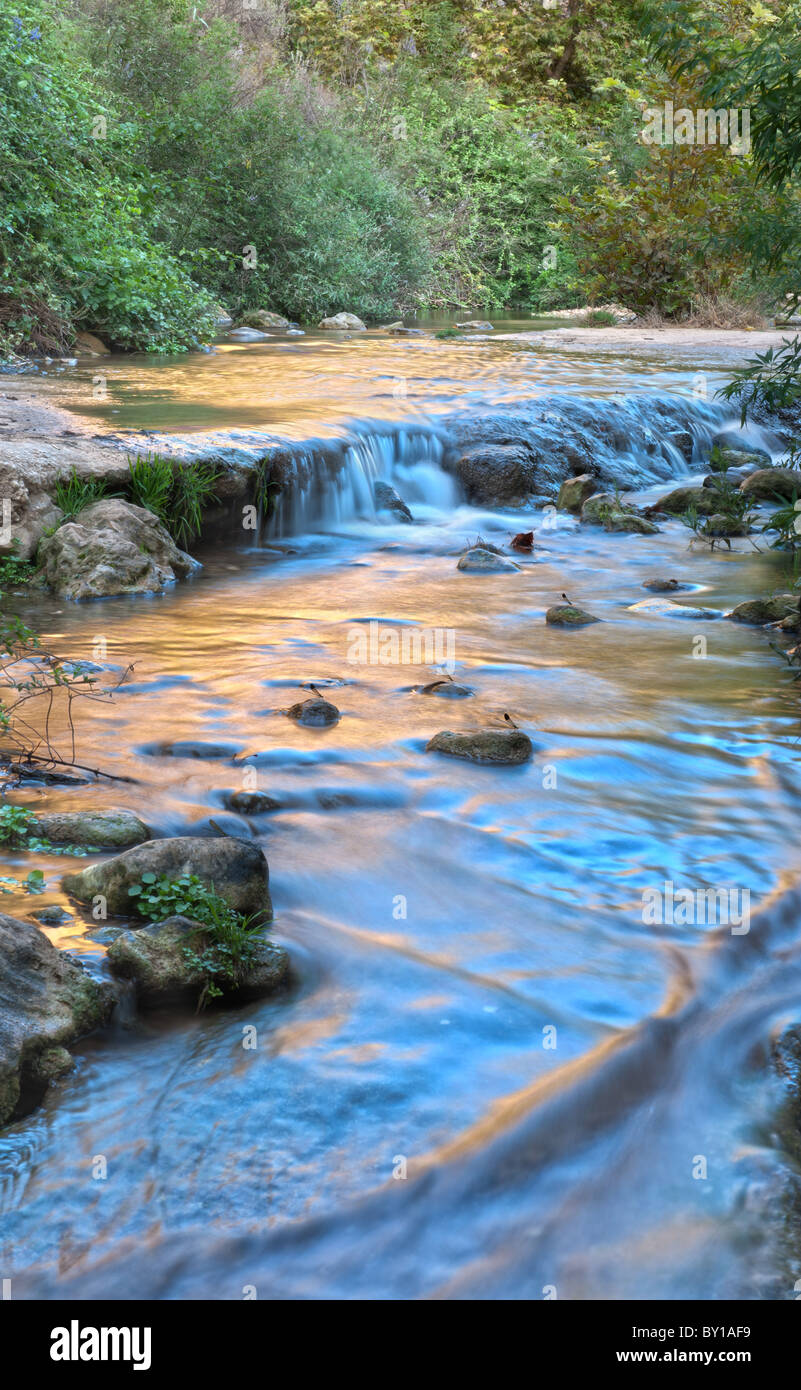 Stream mit Felsen in Bewegung Unschärfe am Kziv-Fluss im nördlichen Israel Galilee Stockfoto