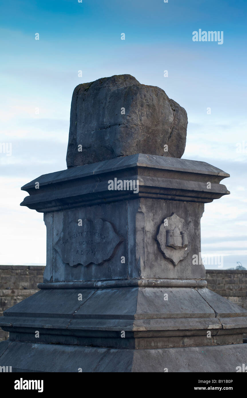 Der Vertrag Stein, an dem der Vertrag von Limerick unterzeichnet wurde. Die Stadt Limerick, Republik von Irland Stockfoto