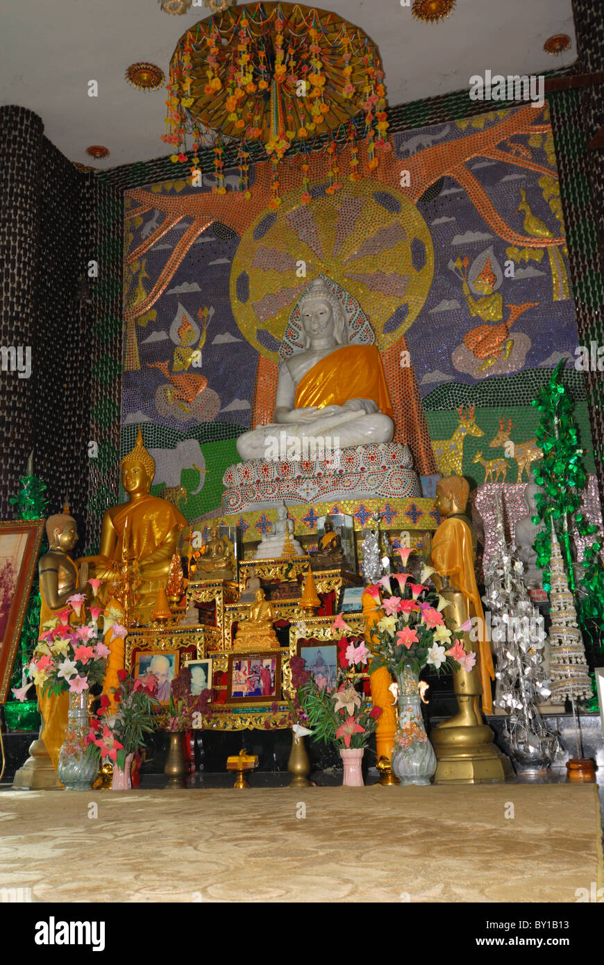 Buddha-Statue am Millionen Flaschen Tempel In Thailand Stockfoto