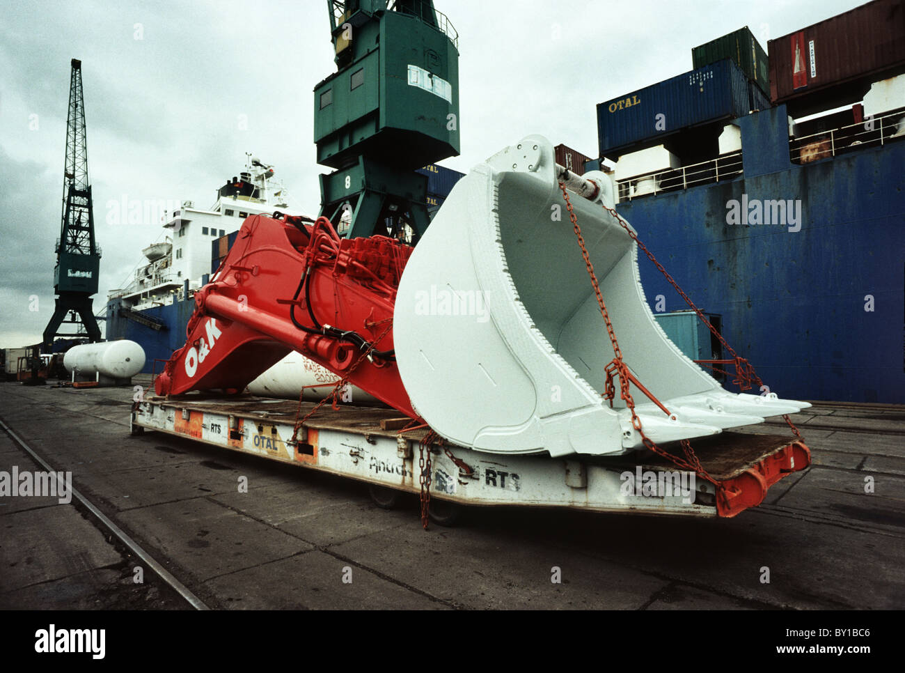 Schwergut auf einer Pritsche positioniert auf dem Pier an Bord ein Ro-Ro-Schiff im Hamburger Hafen gerollt werden. Stockfoto