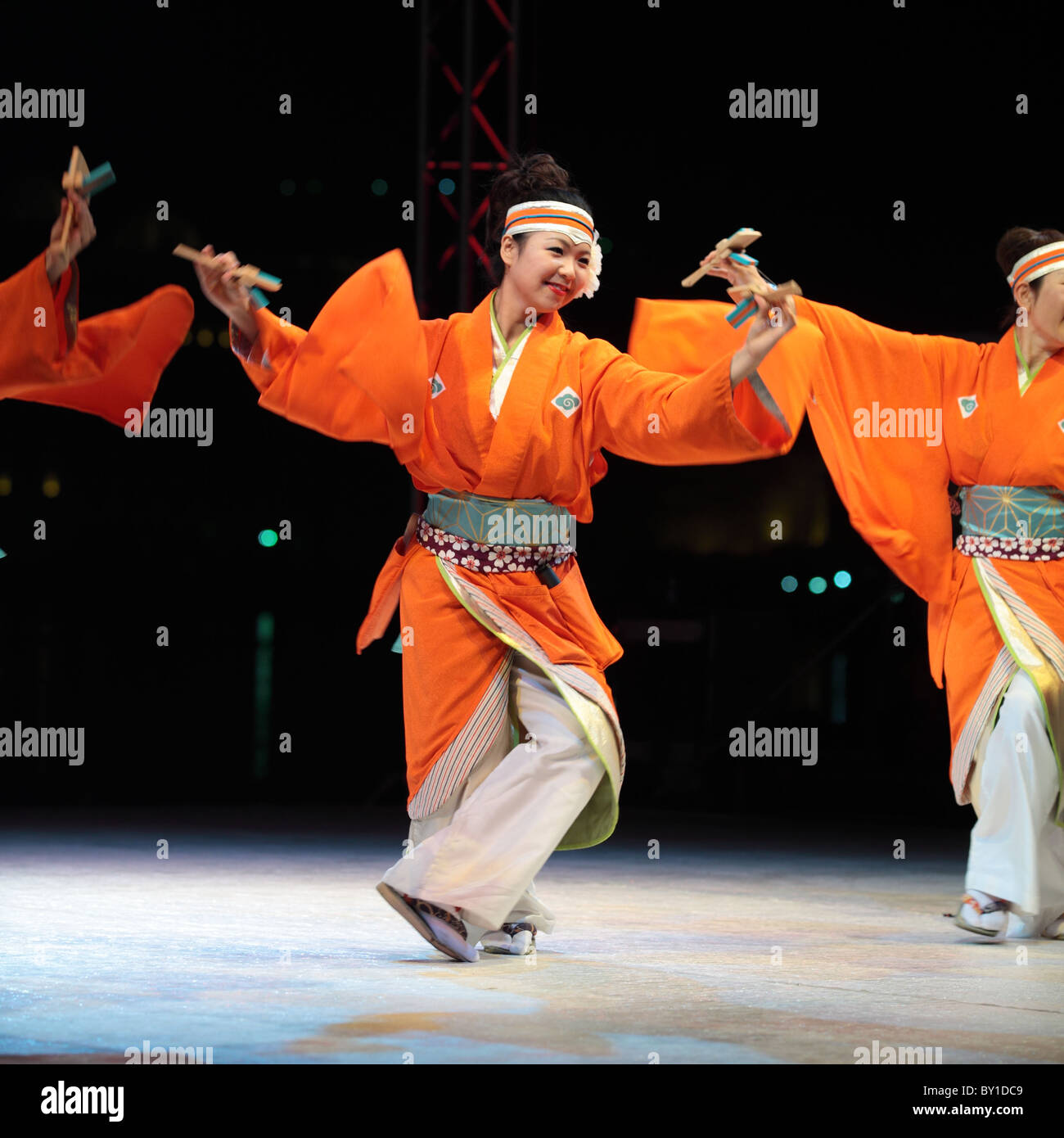 Japanischen Tänzer bei einer kulturellen Veranstaltung in Doha, Katar, 8. Januar 2011, während der asiatische Fußball-WM-Feierlichkeiten Stockfoto