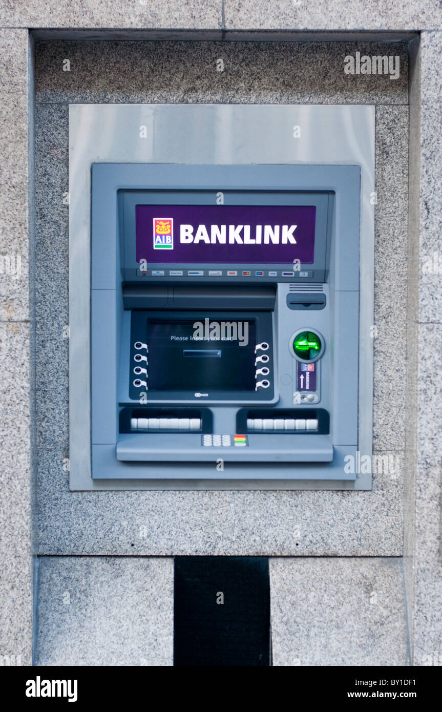 Eine AIB Bank Cashpoint Maschine O' Connell Street in Limerick, Irland Stockfoto