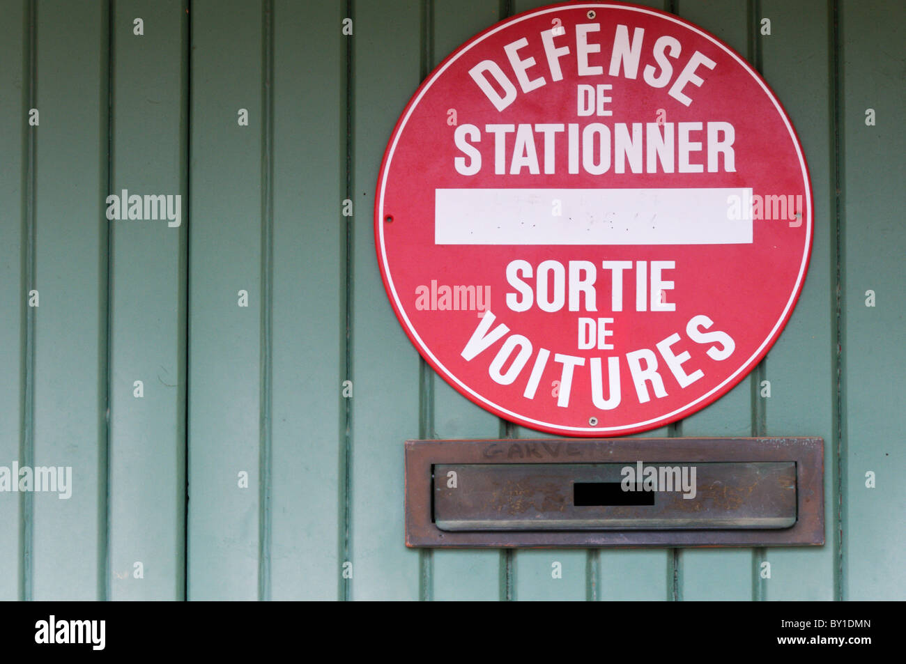 Französisch "Defense De Stationner - Sortie De Voitures" (No Parking - Auto Ausfahrt) Garagentore anmelden. Stockfoto