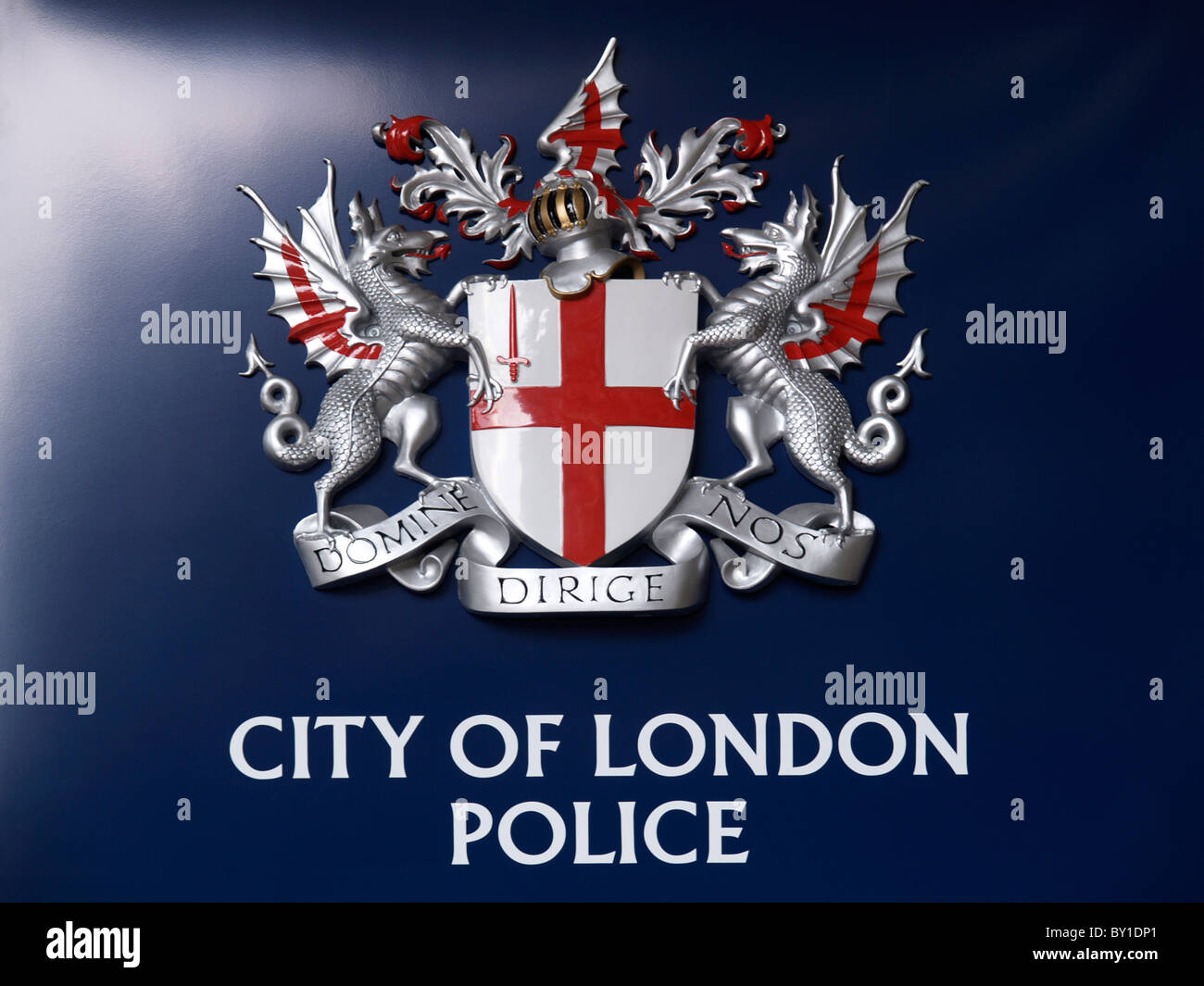 City of London Police Emblem auf dunkelblauem Hintergrund beschossen Barbican Türme Domine Dirige Nein Gott Führer uns Stockfoto