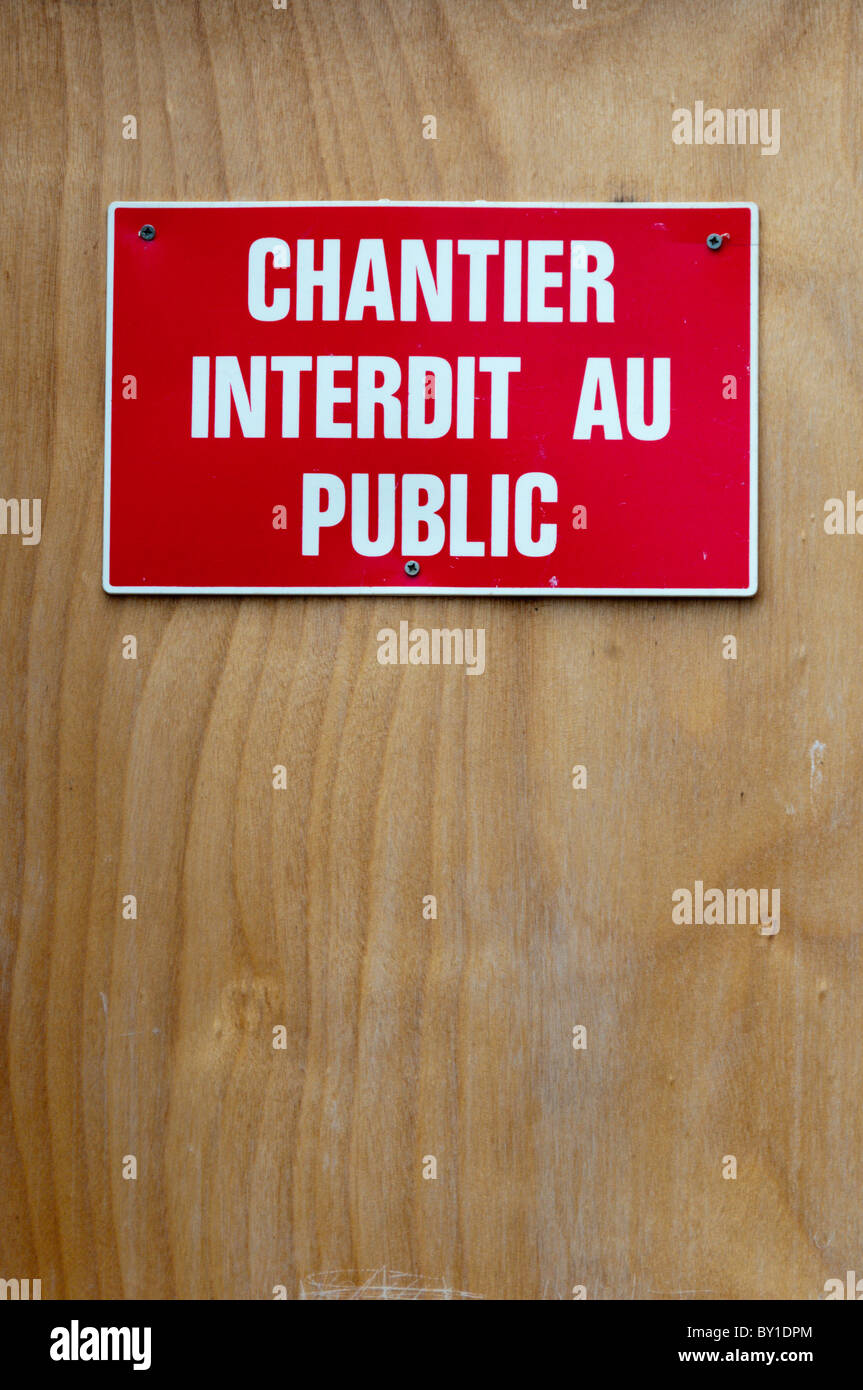Ein französischen Zeichen warnen, dass Zugang zu einer Baustelle in der Öffentlichkeit verboten ist. Stockfoto