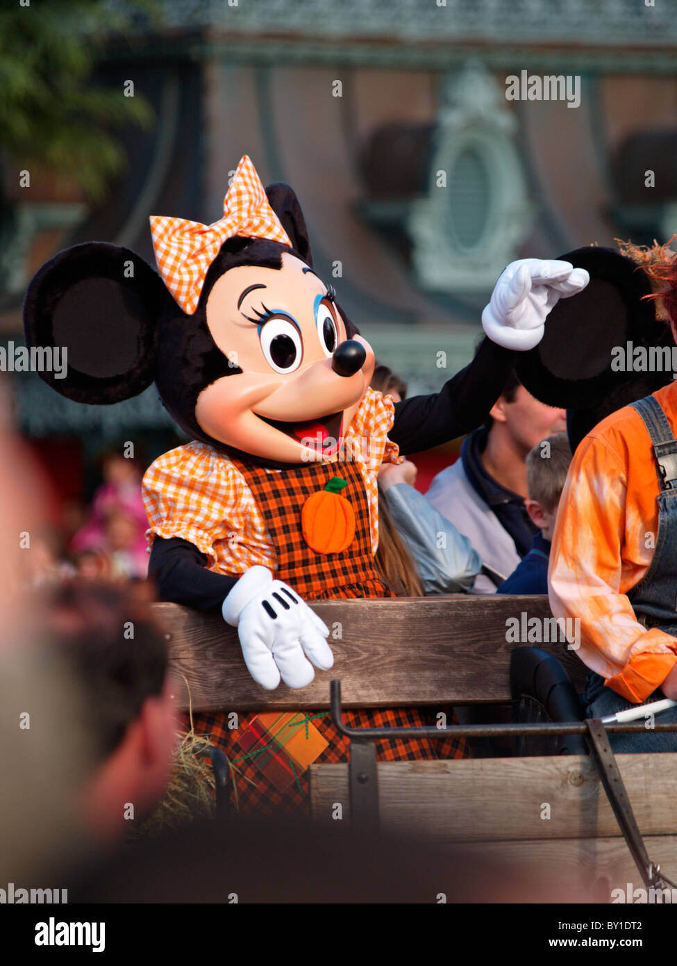 die Minnie Maus Disney Charakter winkt die Massen während der Parade auf Straße Eurodisney Paris Frankreich Halloween-Hauptsaison Stockfoto