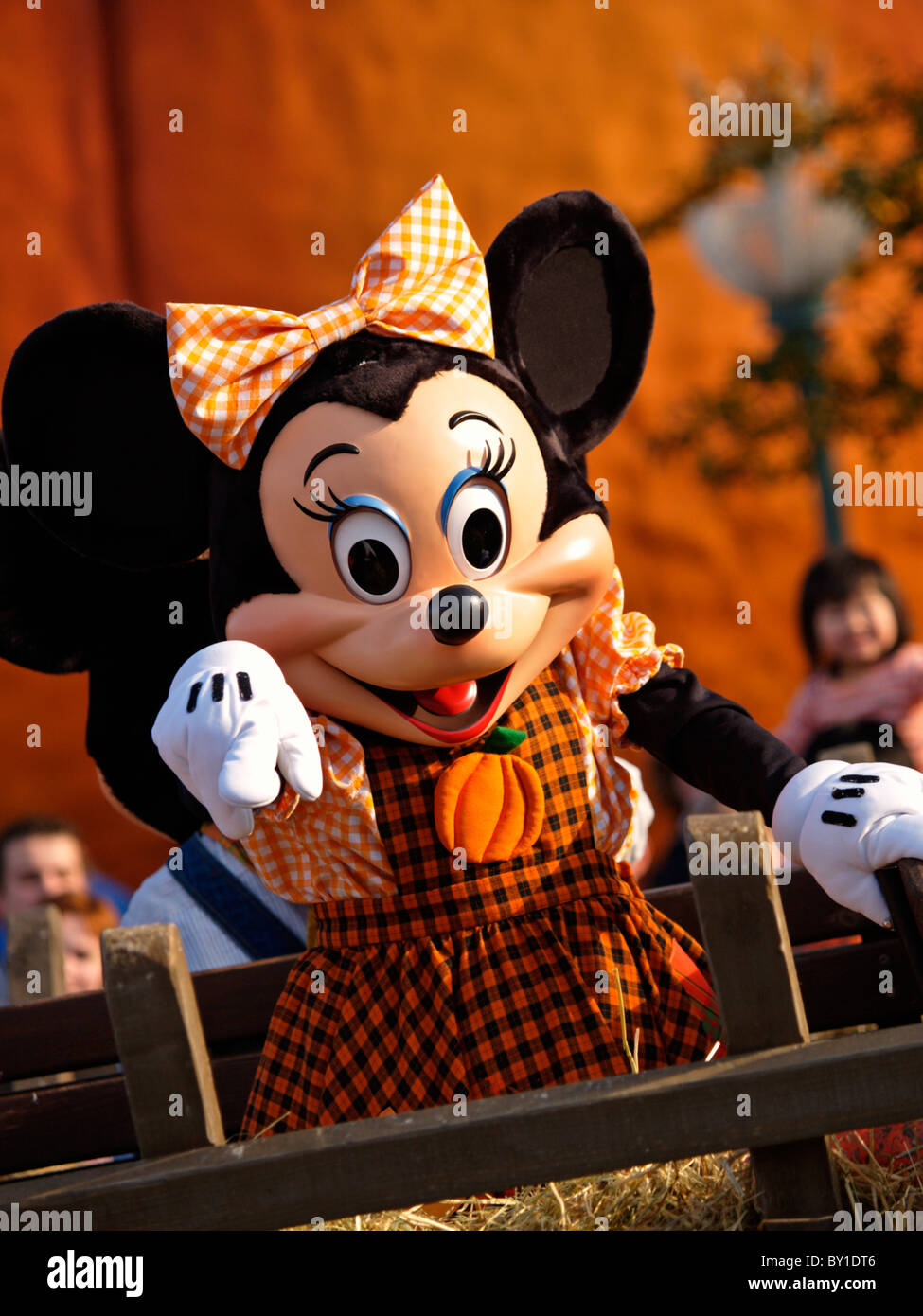 die Minnie Maus Disney Charakter winkt die Massen während der Parade auf Straße Eurodisney Paris Frankreich Halloween-Hauptsaison Stockfoto
