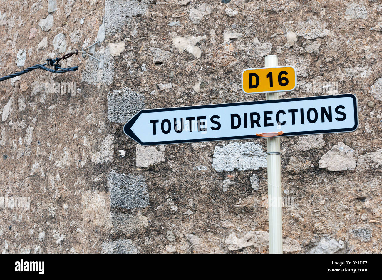 Straßenschild der französischen 'Toutes Directions"(alle Richtungen). Stockfoto