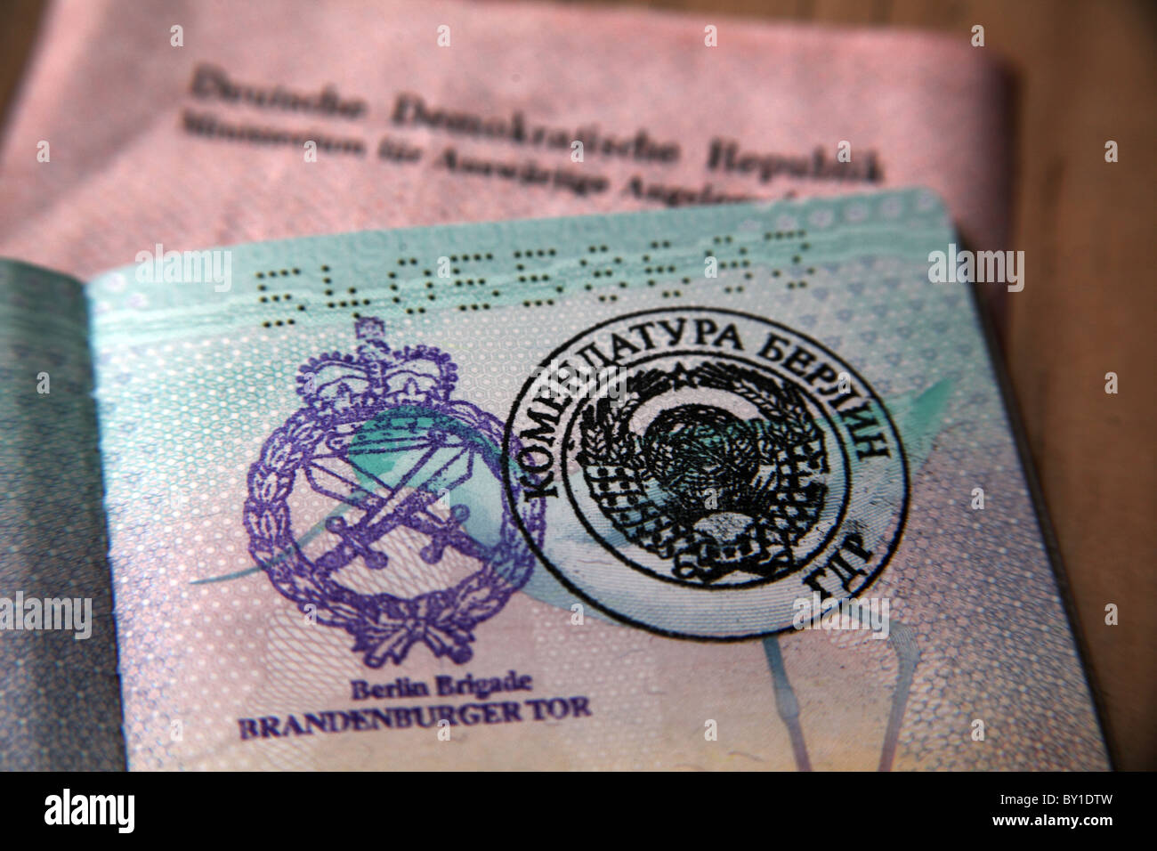 Gefälschte Grenze Briefmarken in einem Reisepass; Checkpoint Charlie in Berlin an der alten Kreuzung zwischen den Alliierten und russischen Sektoren Stockfoto