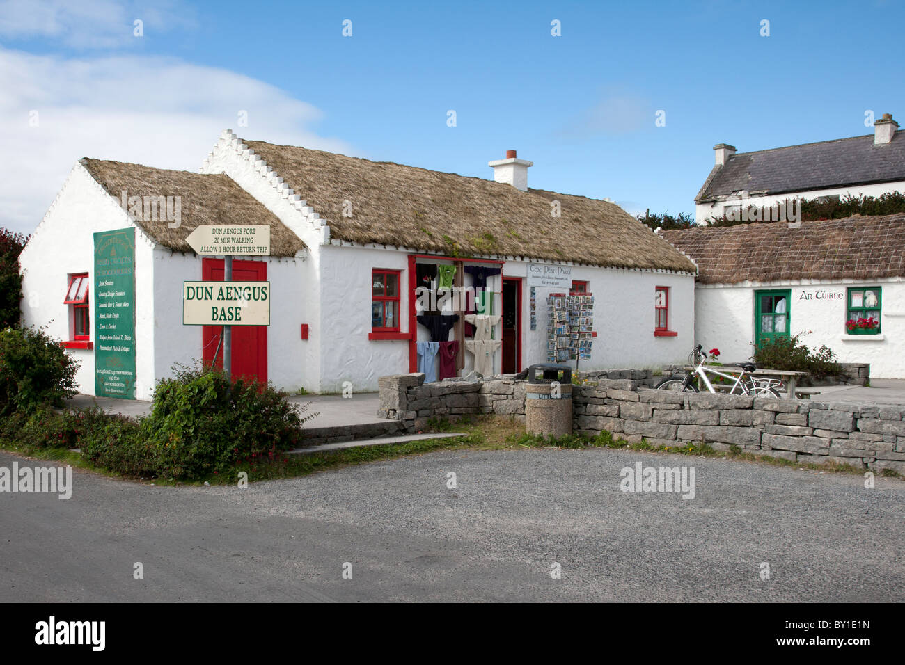 Weiße Stein strohgedeckten Hütten Araninseln County Galway, Irland Stockfoto