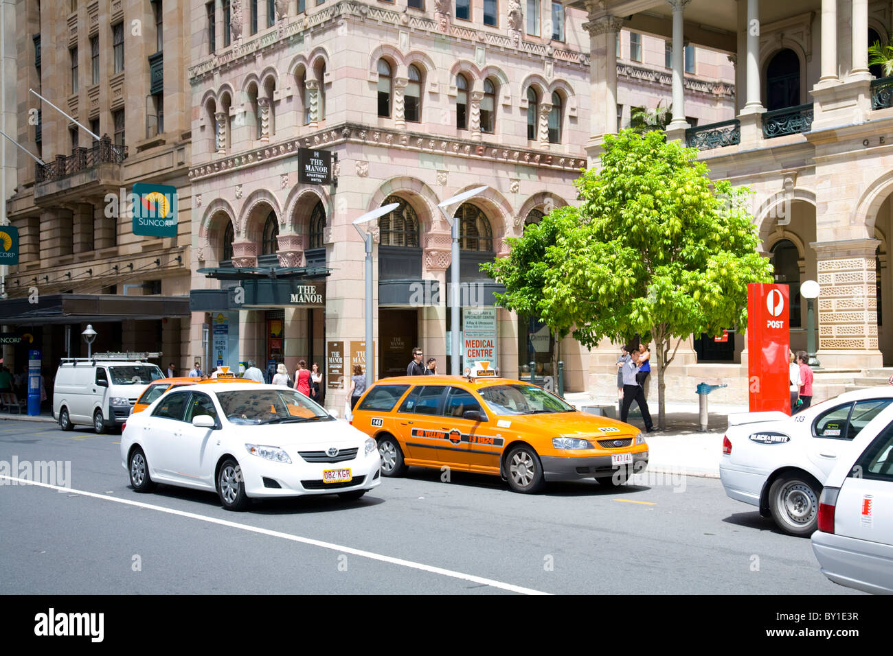 Verkehr und Taxis unterwegs durch Brisbane, queensland Stockfoto