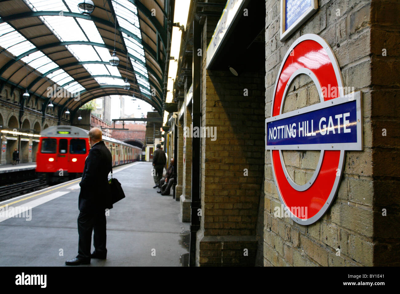 Circle Line-Zug Ankunft in Notting Hill Gate Tube Station, Notting Hill, London, UK Stockfoto