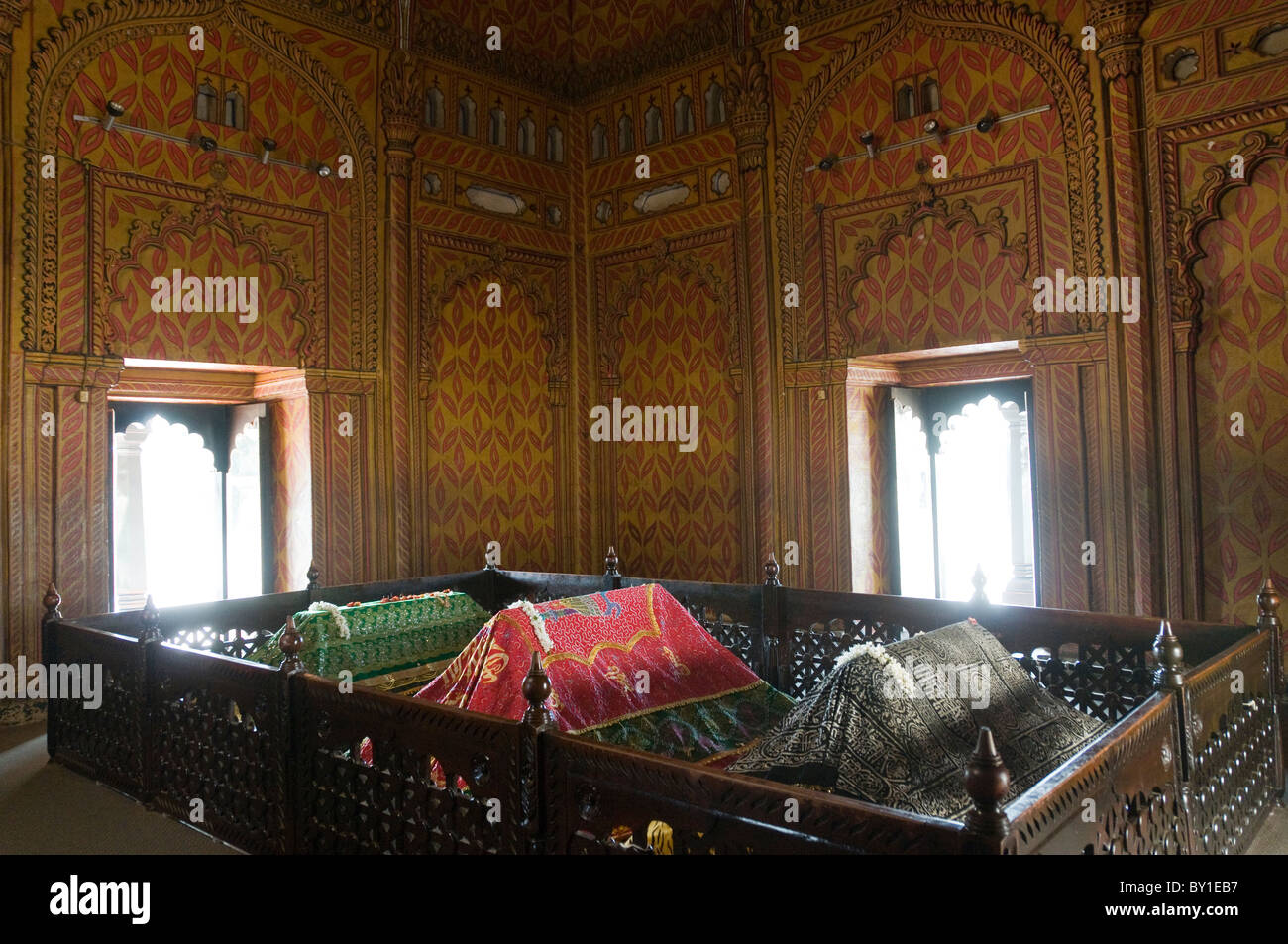 Gräber von Tipu Sultan sein Haider Ali Vater und Mutter im Mausoleum Familie bekannt als Gumbaz in Srirangapatnam Indien Stockfoto