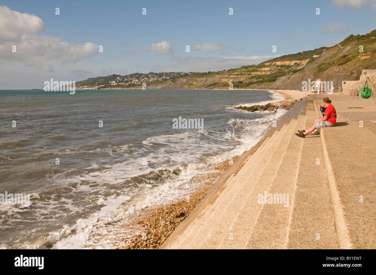 Strand von Charmouth, Dorset, mit Lyme Regis auf der fernen Landzunge Stockfoto