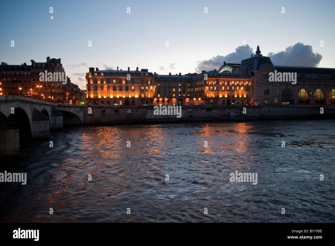 Paris, Frankreich, Seineufer bei Abenddämmerung Scenics, Brücke Pont Marie, Ile-de-la-Cité, Stockfoto