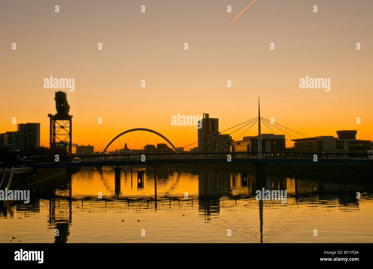 Sonnenaufgang am Fluss Clyde Glasgow Glasgow-Bogen-Brücke und Bell Bridge, Schottland Stockfoto