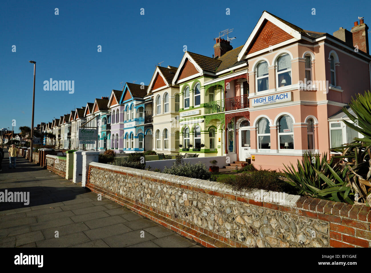 Bunte Pensionen Worthing direkt am Meer. Brighton Road, Worthing, West Sussex Stockfoto