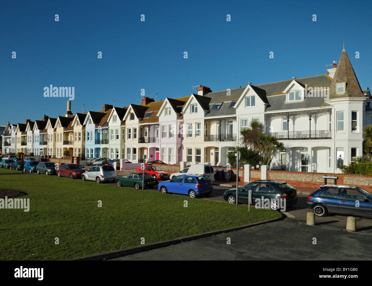 Reihe von bunten Strandpromenade Wohnungsbau, Worthing. Stockfoto