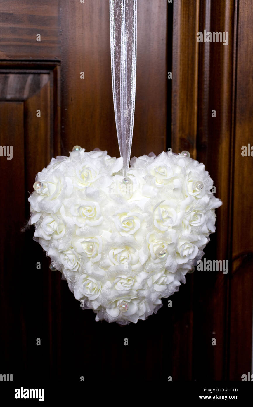 Weiße rose Liebe Herz dekorative Kissen Verzierung mit Perlen und Band Stockfoto