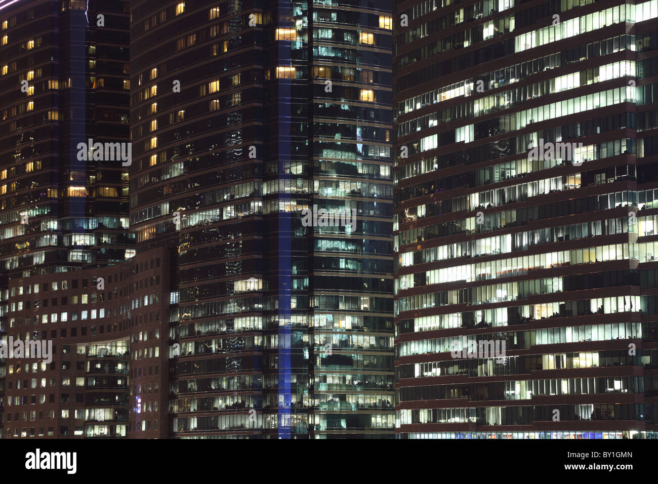 Modernes Gebäude in der Nacht Highrise Stockfoto
