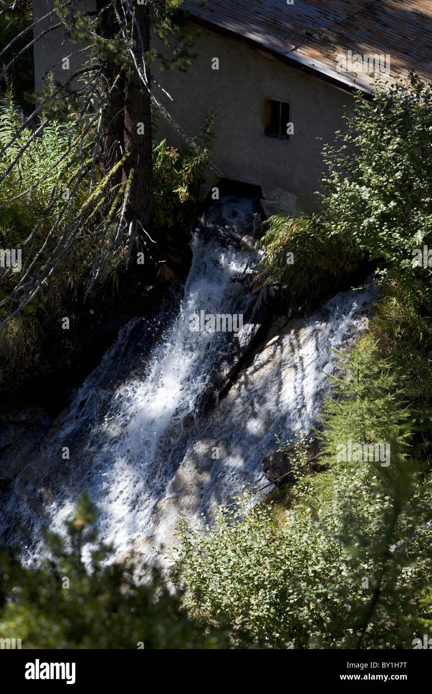 Stillgelegten Wassermühle im Wald des Stilfserjoch Nationalparks, Italien Stockfoto
