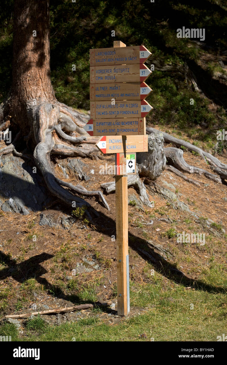 AVS-Trail unterschreibt in Val Martello, Südtirol, Italien. Larchboden Pfad, Vorderer Rotspitz, Marteller Hütte, Lago Gioveretto. Stockfoto