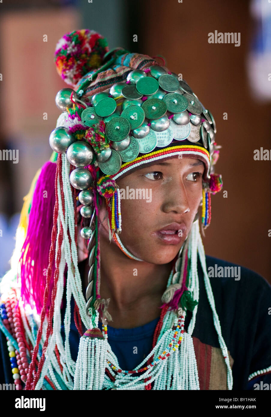 Myanmar, Burma, Keng Tung (Kyaing Tong). Akha junge Mädchen trägt schönen Kopfschmuck verziert mit Silbermünzen und Kugeln, Stockfoto