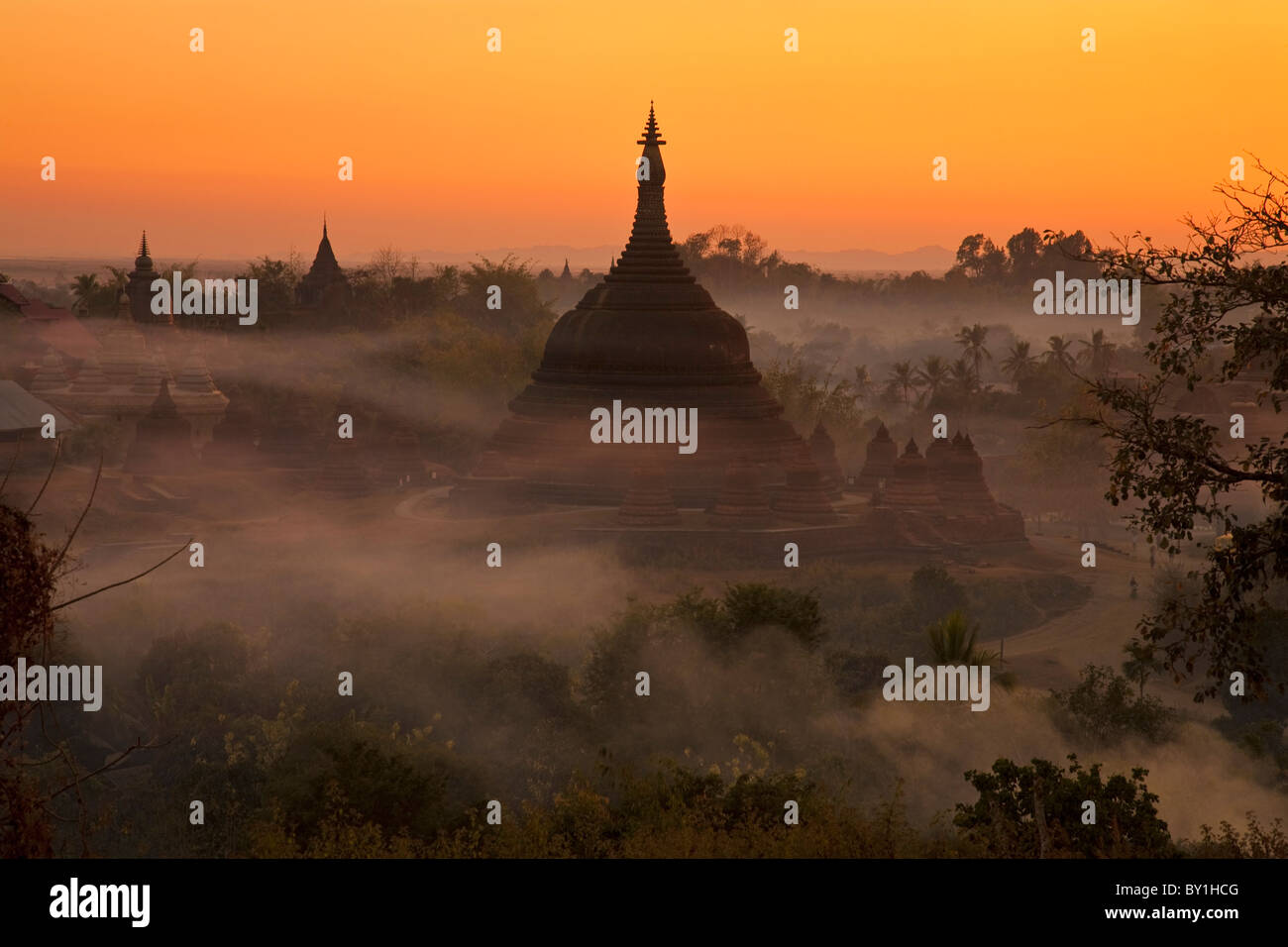 Myanmar, Burma, Mrauk U. Abend Nebel und Rauch vom Dorf kochen Brände wirbeln herum Ratanabon Paya, Mrauk U, Rakhine-Staat. Stockfoto