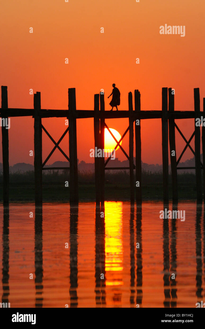 Myanmar (Burma), Amarapura, Taungthaman-See, U Bein Brücke.  Ein Mönch zu Fuß nach Hause bei Sonnenuntergang über U Bein Brücke, über 200 Stockfoto